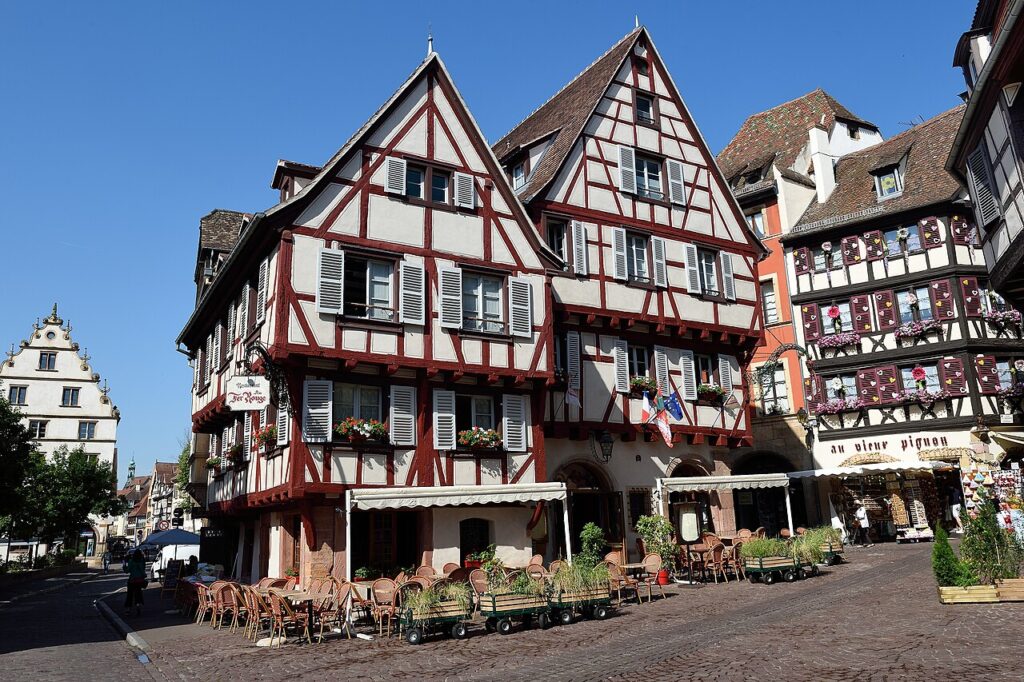 Bunte Fachwerkhäuser am Wasser in der Altstadt von Colmar im Elsass