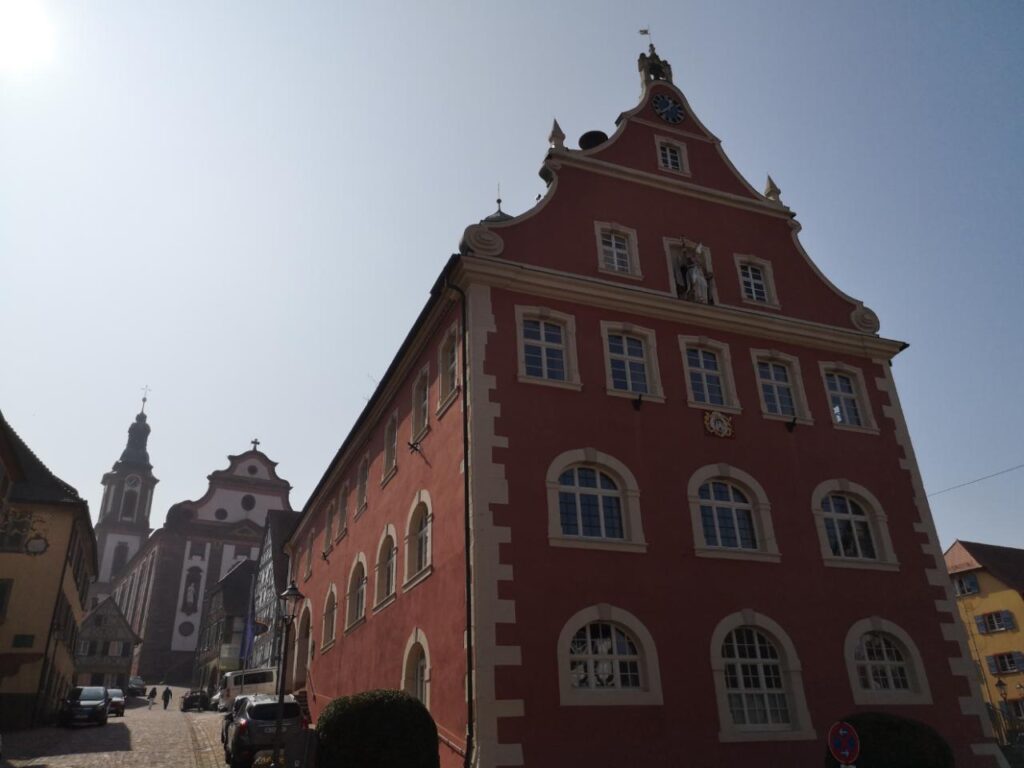 Rathaus und Pfarrkirche in der Altstadt von Ettenheim